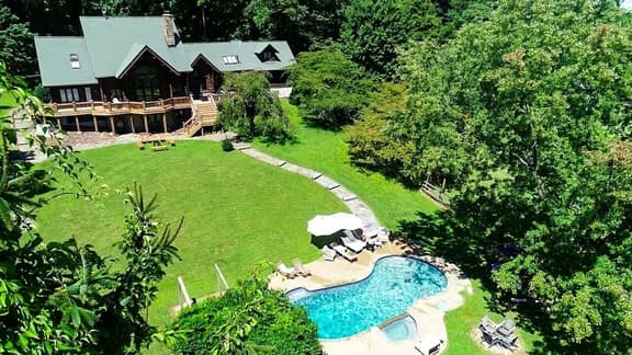 Vinewood Estate Luxury Pool and Vineyard Retreat - Image 1